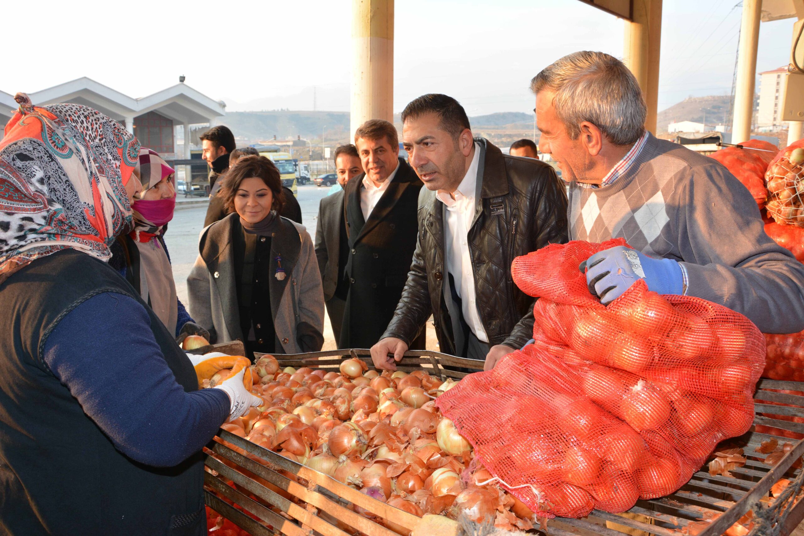 BAŞKAN ERDOĞAN, GÜNÜN İLK IŞIKLARIYLA ÜYELERİNE KOŞTU