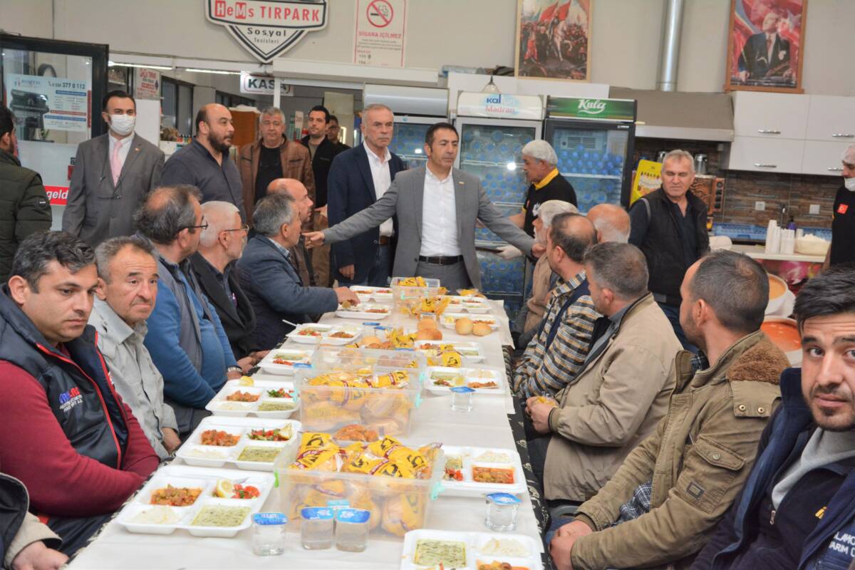 İFTARINI KAMYON VE TIR GARAJI’NDAKİ ŞOFÖR ESNAFIYLA YAPTI