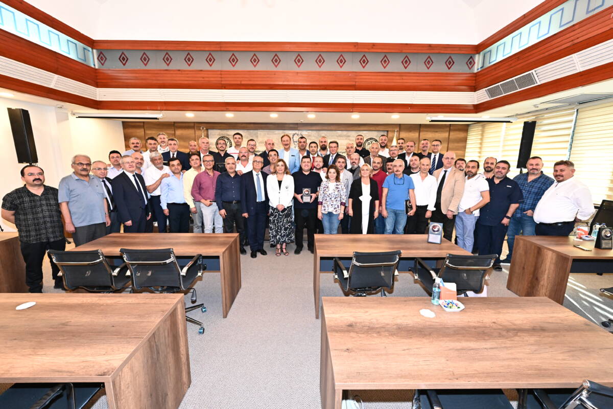 DTO MECLİS ÜYELERİNE PLAKET