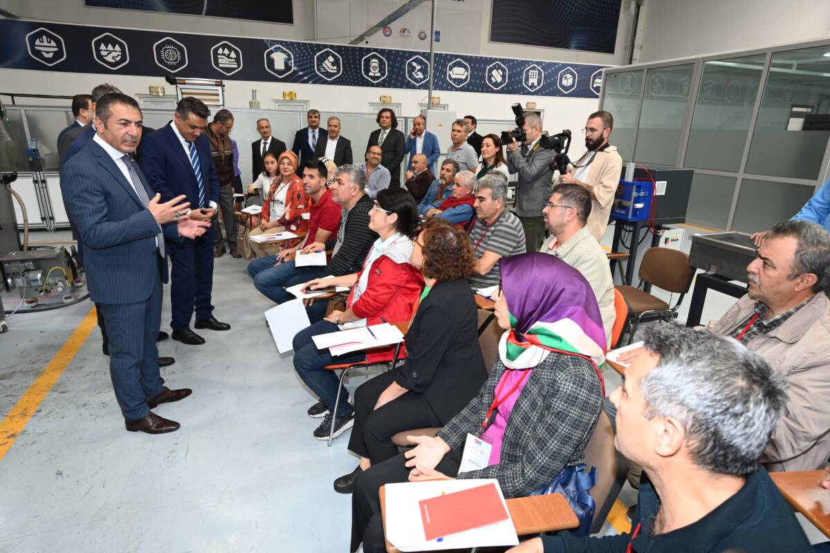 BAŞKAN ERDOĞAN, DTTM’DE KURS GÖREN ÖĞRETMENLERİ ZİYARET ETTİ
