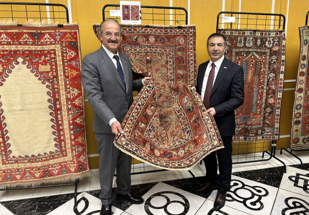 BATI ANADOLU HALI SERGİSİ AÇILDI